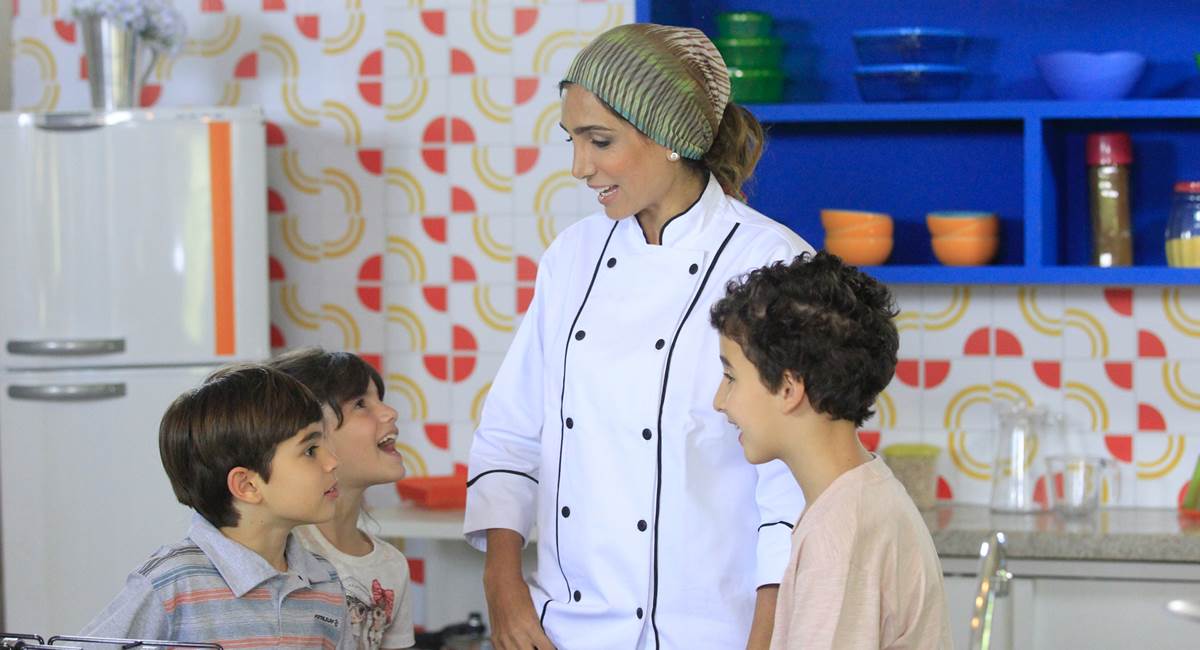 Andrea Santa Rosa e as crianças no programa Cozinhadinho