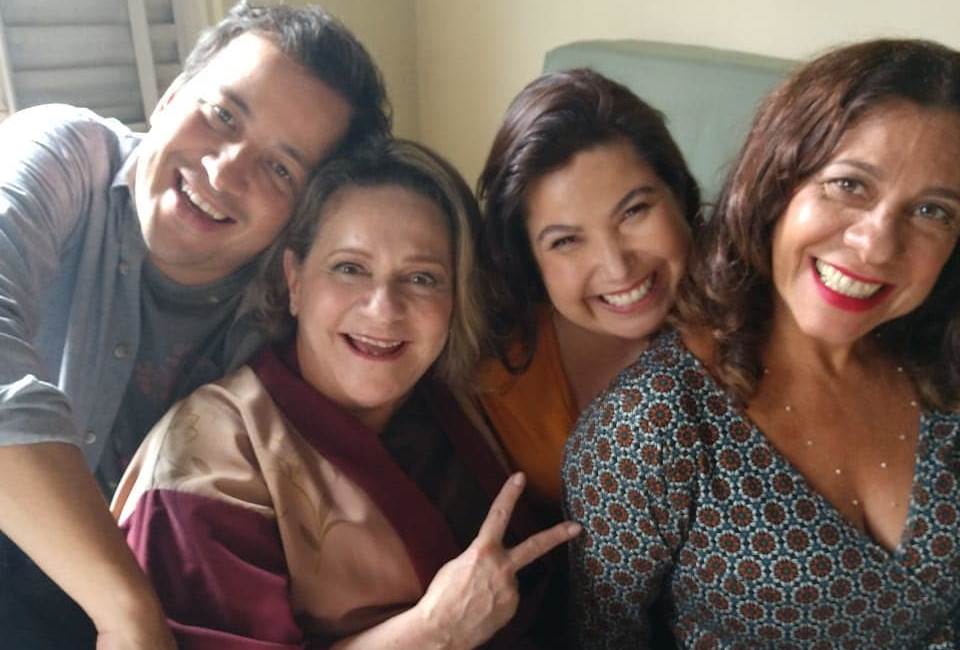 Crédito: Arquivo Pessoal. Fafy Siqueira ao lado de Rafael Cortez, Mariana Xavier e Catarina Abdala, elenco de Rir pra não chorar