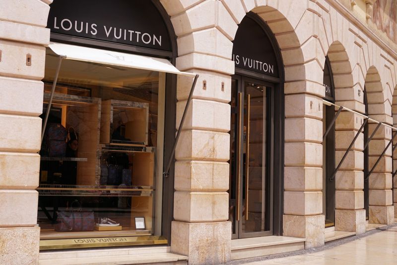 Créditos: Reprodução/Internet. Cena do filme Louis Vuitton: Nos bastidores.