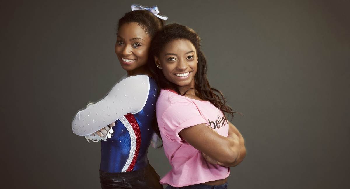 Crédito: Lifetime/Divulgação. A atriz Jeanté Godlock e a ginasta Simone Biles