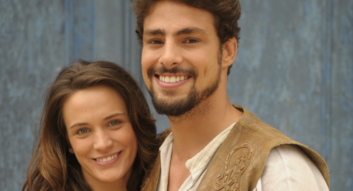 Bianca Bin e Cauã Reymond como Açucena e Jesuíno em Cordel encantado