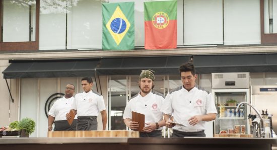 Em duplas, Estéfano e Thiago e Vitor e Fernando preparam um menu luso-brasileiro