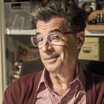 Paulo Betti como Téo na novela Império