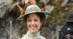 Erin Krakow como Elizabeth Thatcher na novela Quando chama o coração