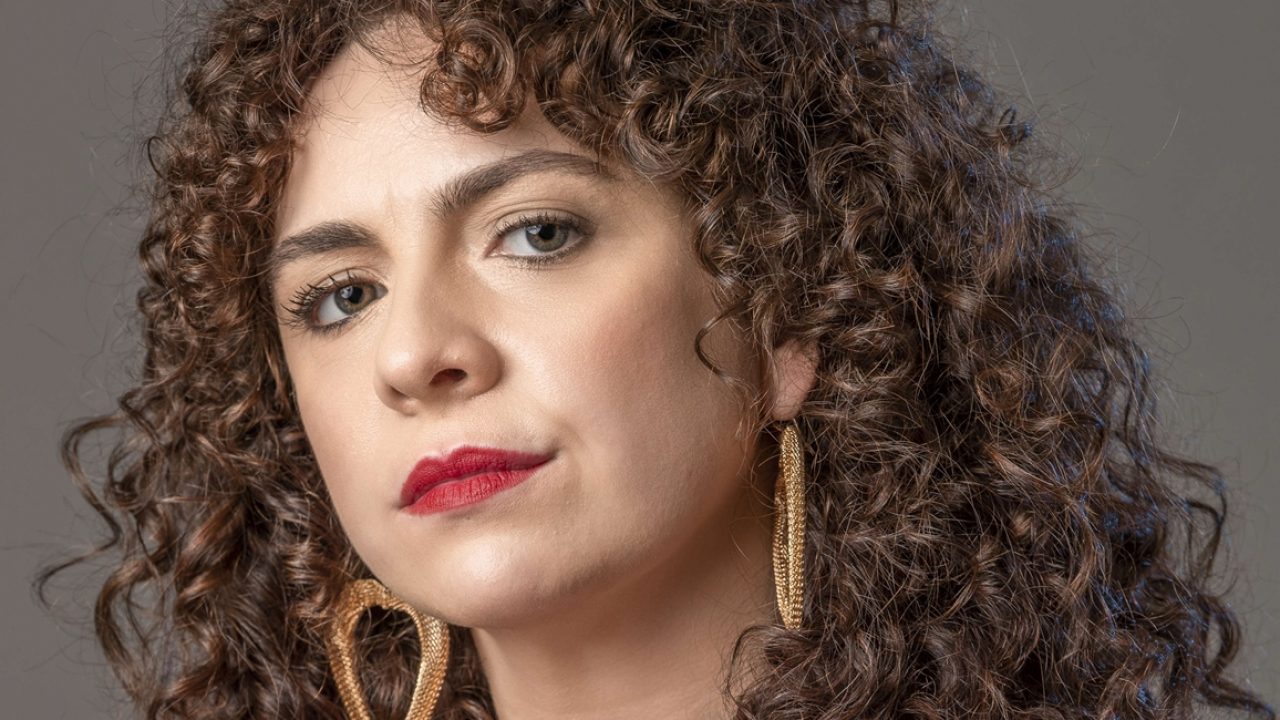 É interessante que as pessoas se informem e riam ao mesmo tempo diz Renata  Gaspar sobre Fora de Hora