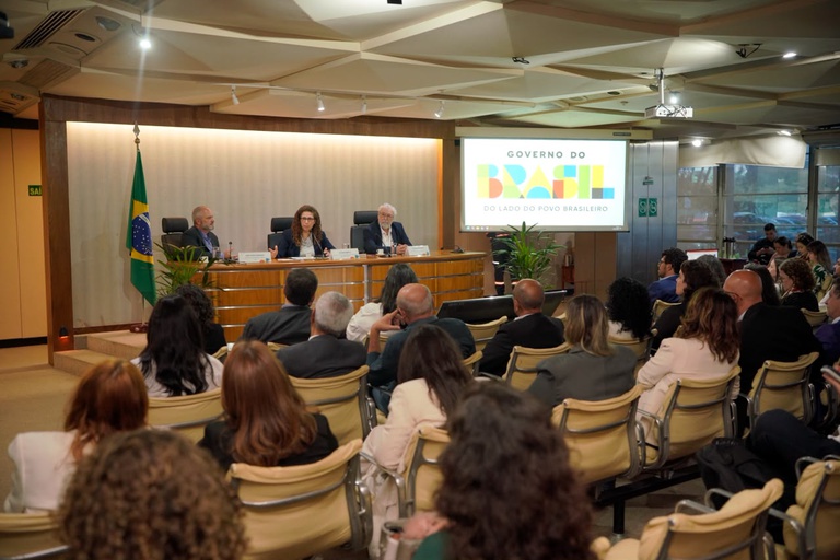 Após três anos de negociações, governo amplia melhorias no serviço público - Após três anos de negociações, governo amplia melhorias no serviço público -
