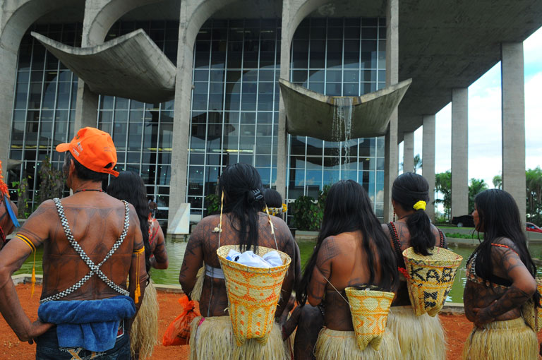 Índios da etnia Munduruku durante protesto em frente ao Palácio da Justiça, na Esplanada dos Ministérios.