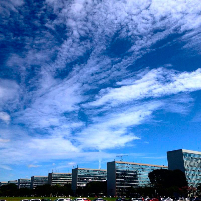 Céu azulado com nuvens brancas sobre a Esplanada dos Ministérios.