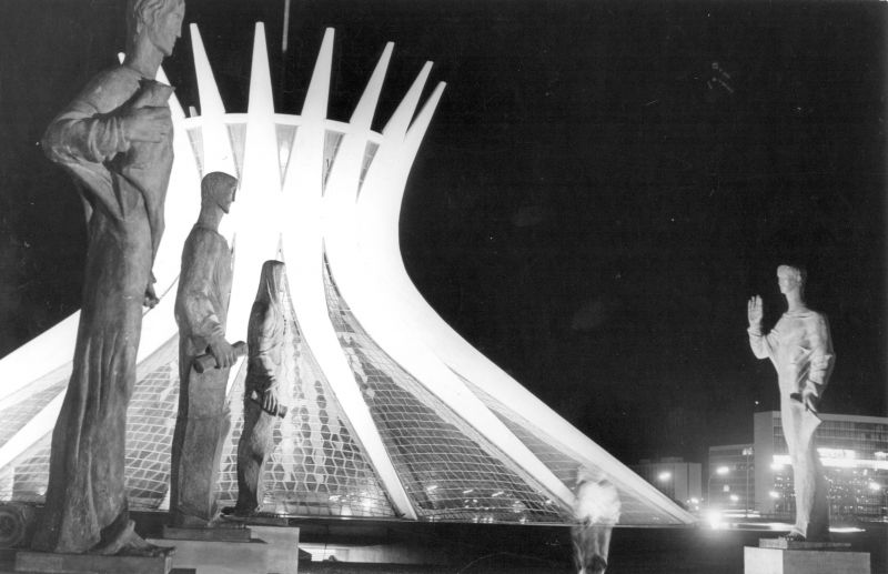 Estátuas representando os evangelistas em frente à Catedral Metropolitana de Brasília.