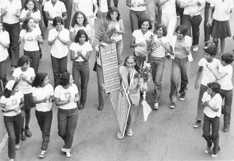 21/04/1978. Crédito : Tadashi Nakagomi/CB/D.A Press. Brasil. Brasília - DF. O profeta Gentileza (c, carregando placas) participa de passeata cívica, ao lado de jovens.