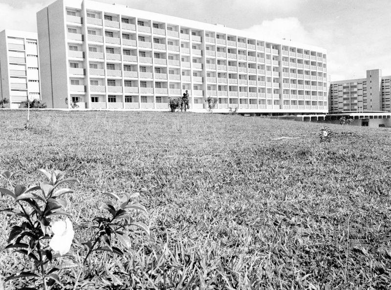 26/04/1977. Crédito: Tadashi Nakagomi/CB/D.A Press. Brasil. Brasília - DF. Terreno sem árvore, com alguns prédios ao fundo, em área da SQN 106 da Asa Norte.