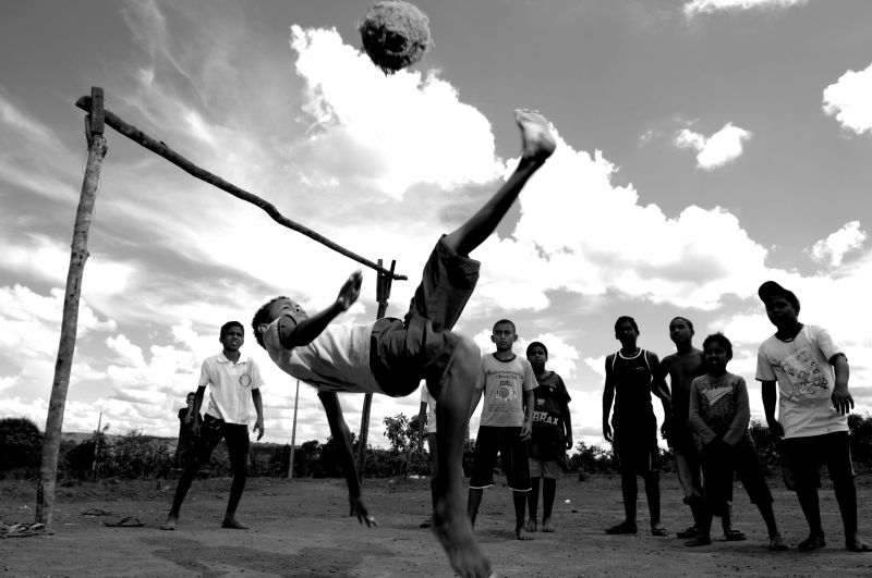 09/12/2007. Crédito: Carlos Vieira/CB/D.A Press. Brasil. Brasília - DF. Crianças jogando futebol no Lago Azul.