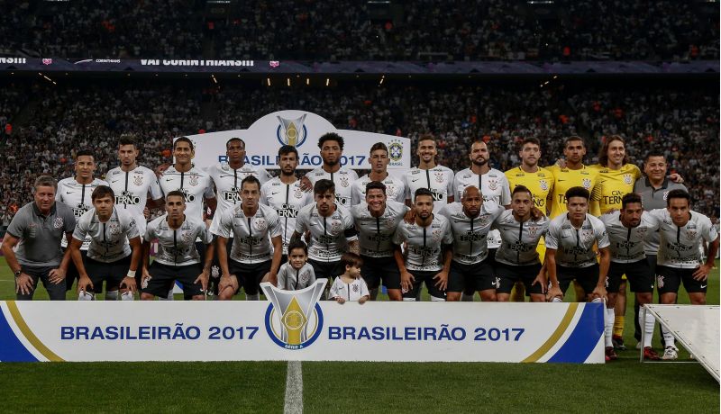 Brazilian Corinthians team poses before the 2017 Brazilian championship football match against Fluminense at the Arena Corinthians Stadium in Sao Paulo, Brazil, on November 15, 2017. / AFP / Miguel SCHINCARIOL