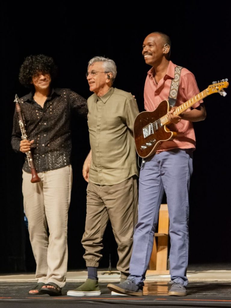 Sons da Noite: Caetano Veloso se apresenta em Brasília em abril - Trilha  Sonora