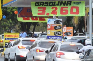 12/08/2016. Crédito: Carlos Moura/CB/D.A Press. Brasil. Brasília - DF. Posto de combustivel faz promoção da gasolina comum na 210 norte.
