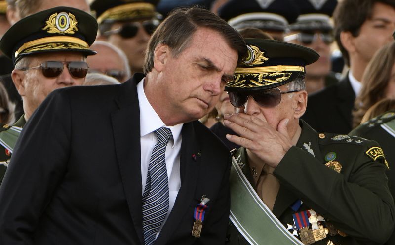 Bolsonaro sugere interferência militar no impeachment de Dilma
